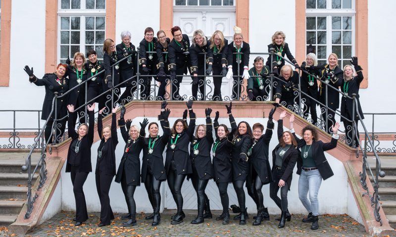 Altweiber der Grünen Funken als Gruppe auf einer Treppe