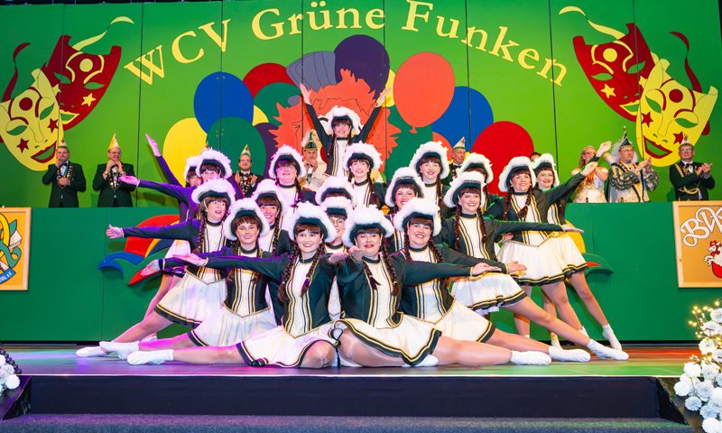 Damengarde der Grünen Funken auf der Bühne