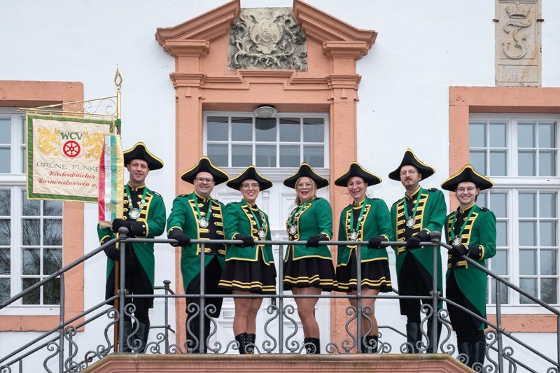 Prinzengarde der Grünen Funken vor einem historischen Gebäude