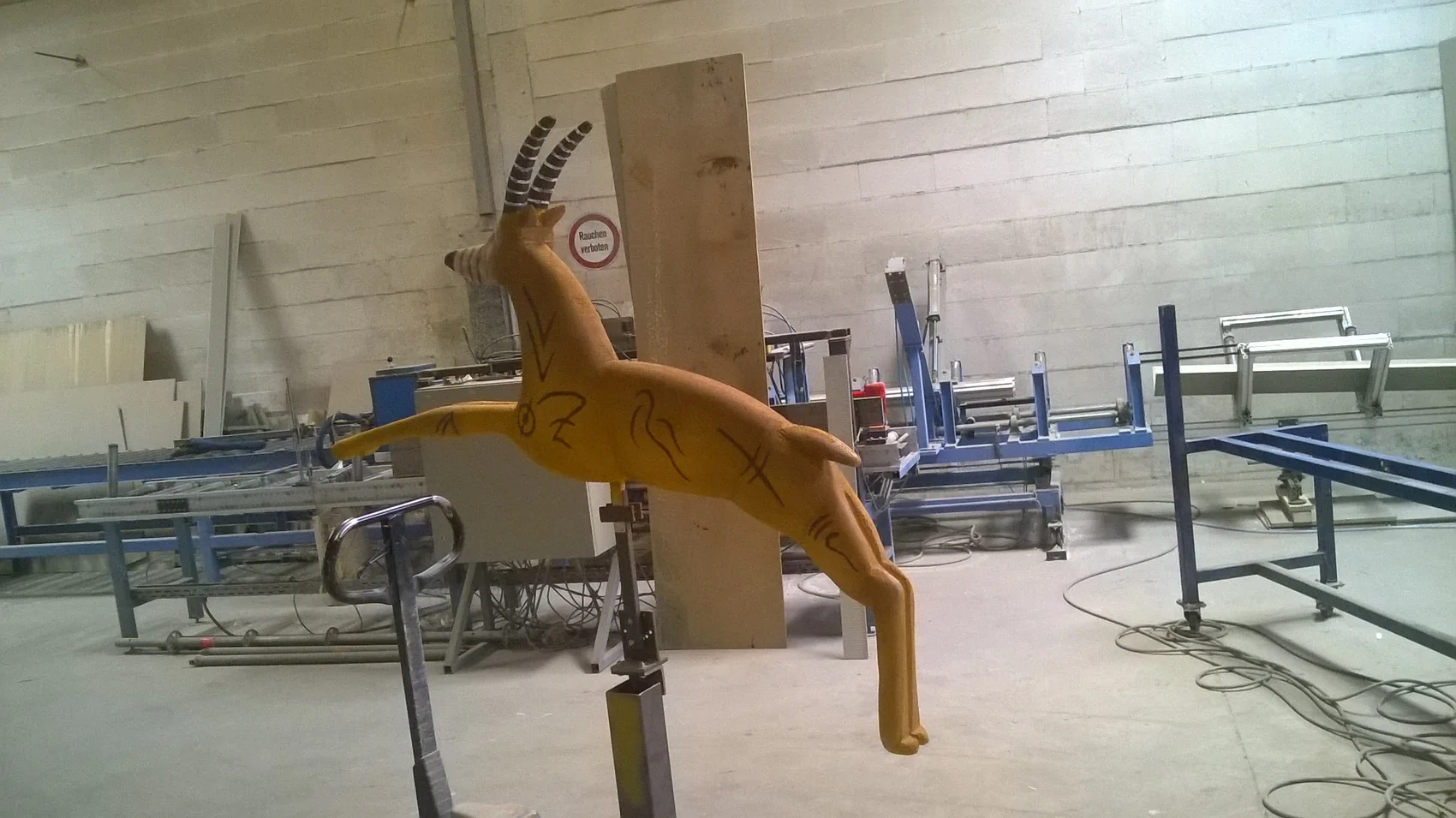 Dreidimensional geformte, bemalte springende Tierfigur in der Werkstatt