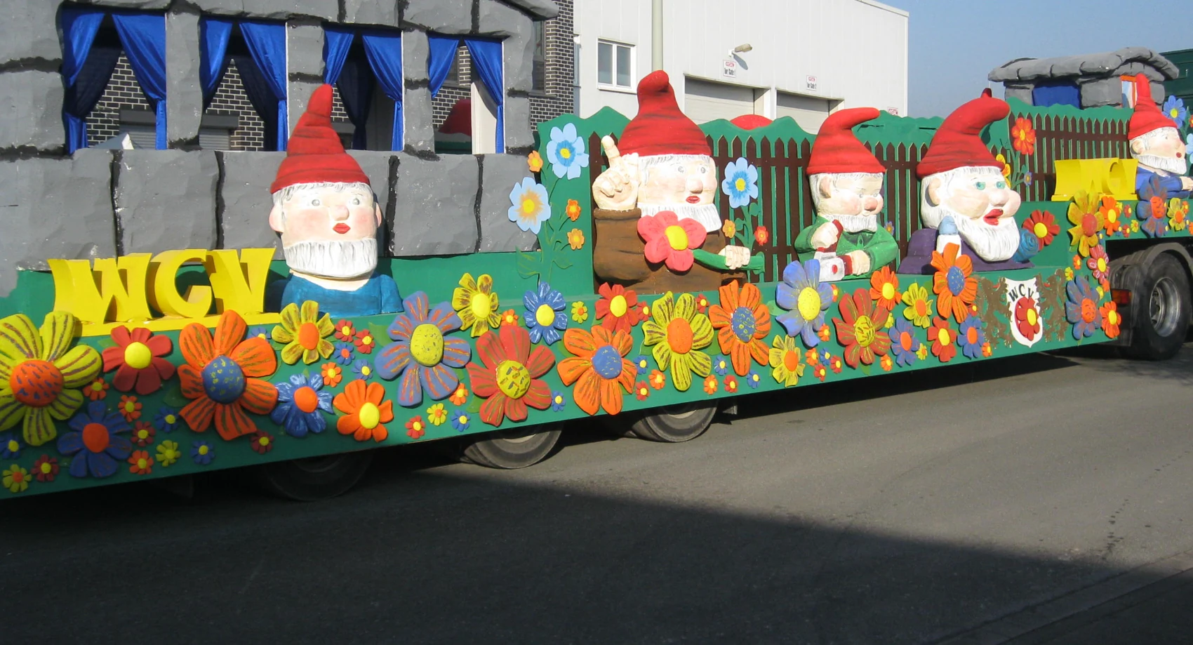 Fertig gestalteter WCV-Wagen mit Gartenzwergen und vielen bunten Blumen auf der Straße