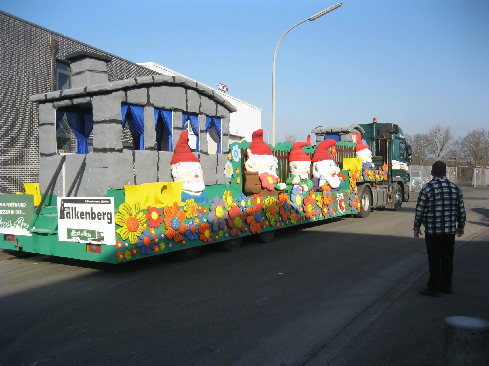 Langer, fertiger WCV-Karnevalswagen mit Gartenzwergen und Blumen auf der Straße